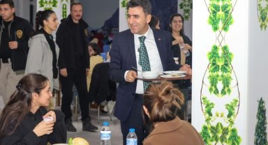 Sıraya girdi, yemeğini aldı, öğrencilerin sofrasına misafir oldu