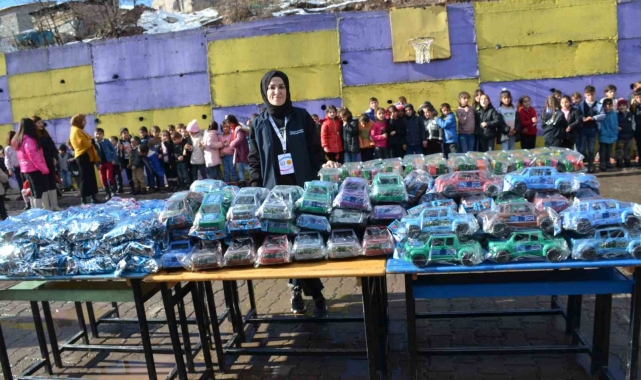 Şırnaklı şehit ailesiyle bir araya gelinen ziyarette 200 çocuğa hediye verildi