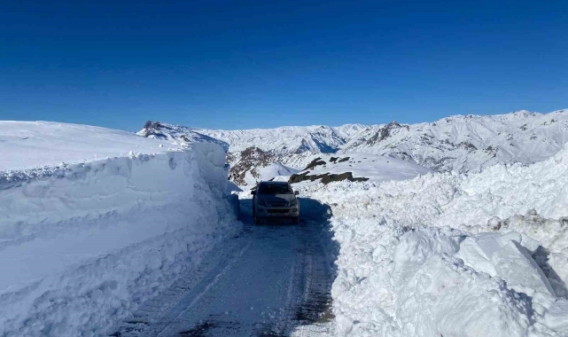 Şırnak&#039;ta kar kalınlığı 2 metreyi aşınca dozer ve ekskavatör devreye girdi