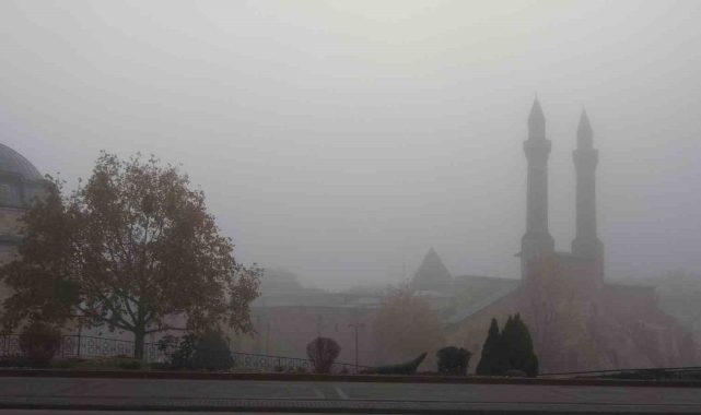 Sivas'ta yoğun sis görüş mesafesini 20 metreye kadar düşürdü