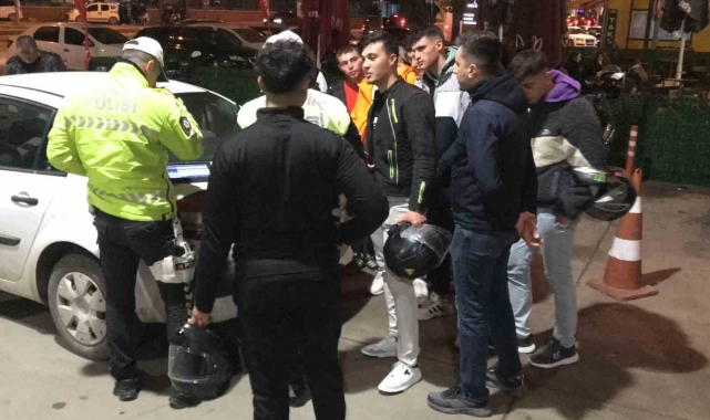 Sivil trafik polisleri yarış yaparak abartı egzoz patlatan motosikletlileri takip ederek yakalandı