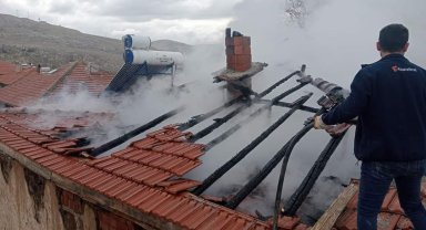 Sobadan sıçrayan kıvılcımlar evi küle çevirdi