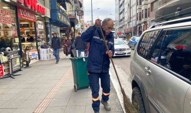 Sokakta temizlik yapan görevliyi darp ettiler