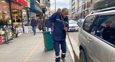 Sokakta temizlik yapan görevliyi darp ettiler