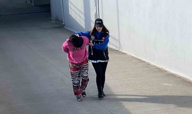 Sokakta uyuşturucu satan 1'i kadın 3 kişi yakalandı