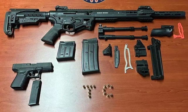 Sosyal medyadan silah satan şahıslar polisten kaçamadı