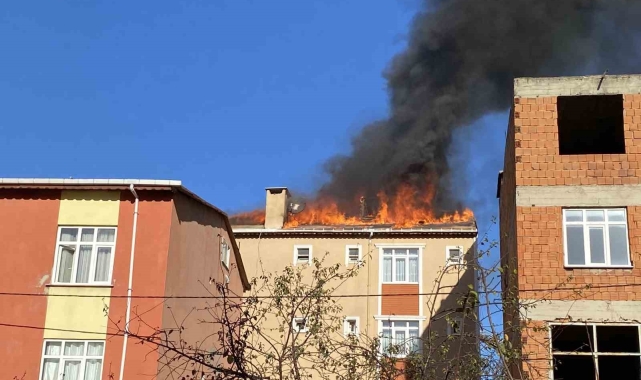 Sultanbeyli'de apartman çatısı alev alev yandı