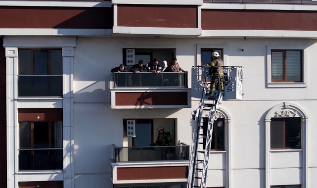 Sultangazi'de 15 katlı binada yangın çıktı, vatandaşlar mahur kaldı