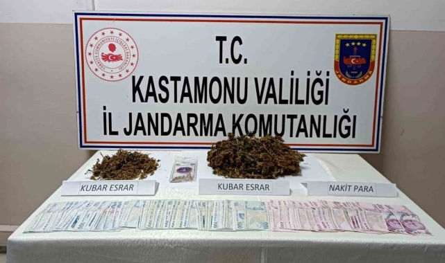 Şüphe üzerine durdurulan araçta uyuşturucu ele geçirildi: 3 gözaltı