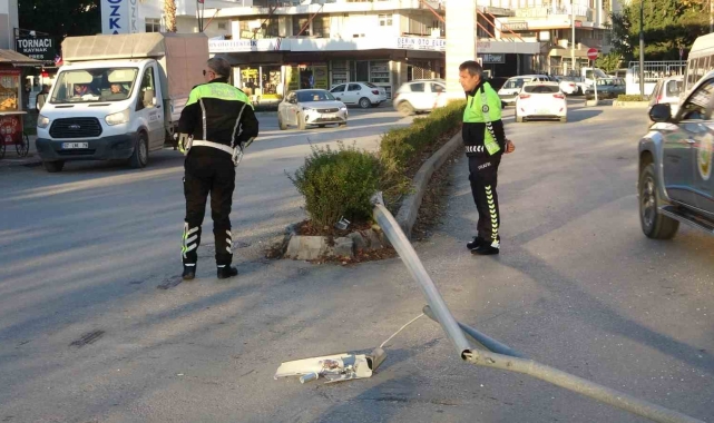 Sürücü hapşırınca kontrolden çıkan midibüs elektrik direğine çarptı