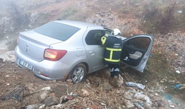 Sürücüsünün direksiyon hakimiyetini kaybettiği otomobil dere kenarına düştü