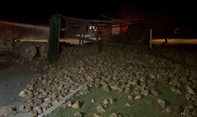 Süt tankeri ile pancar yüklü tır çarpıştı: 2 yaralı