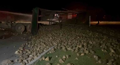 Süt tankeri ile pancar yüklü tır çarpıştı: 2 yaralı