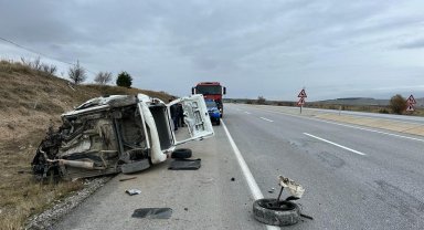 Takla atan kamyonetin sürücüsü kaldırıldığı hastanede yaşamını yitirdi