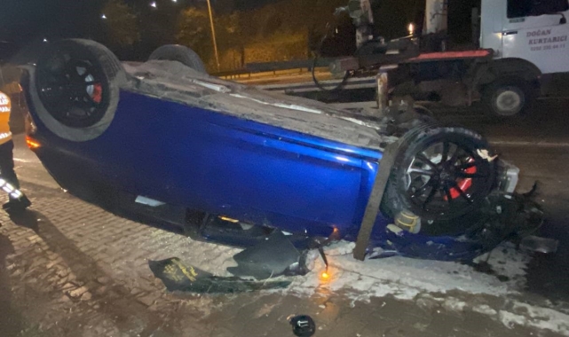 Takla atan otomobil 50 metre sürüklendi: 3 yaralı