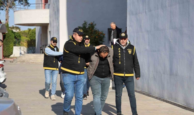 Taksinin bagajından hafif makineli tüfek ve 2 ruhsatsız silah çıktı