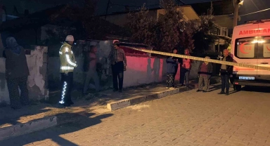 Tamir etmeye çalıştığı sundurmanın altında hayatını kaybetti