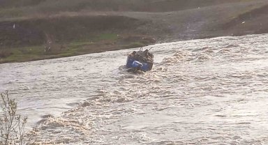 Tarım aracıyla çayda mahsur kalan vatandaş kurtarıldı