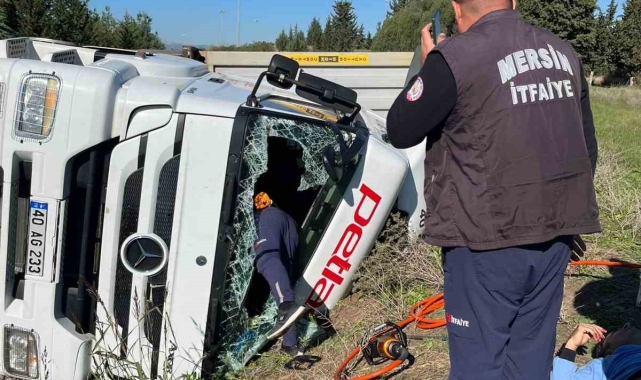 Tarsus'ta tır devrildi: 1 yaralı