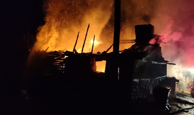 Tek katlı evde yangın çıktı, 1 kişi dumandan etkilendi