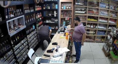 Tekel bayisinde kaşla göz arası hırsızlık kamerada: Yaşlı adamı oyalayıp elektronik sigaraları çaldı