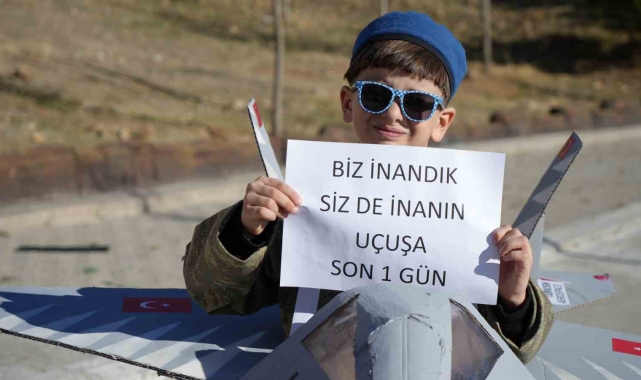 TEKNOFEST'te gördü, milli muharip uçağı KAAN'ın maketini yaptı: Tek hayali pilot olmak