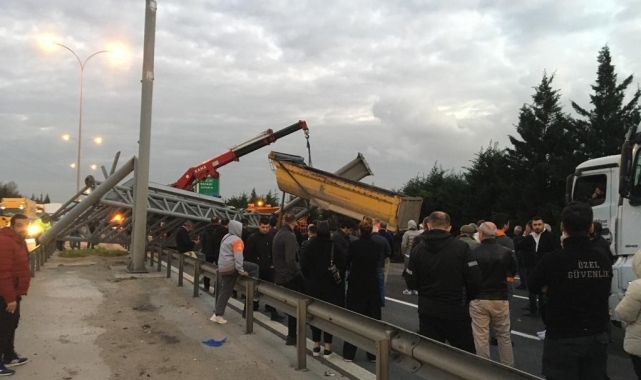 TEM'de damperi açılan tır yön levhasını devirdi: Ankara istikameti trafiğe kapandı