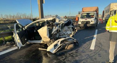 TEM'de panelvanla çarpışan otomobil kağıt gibi ezildi : 2 yaralı