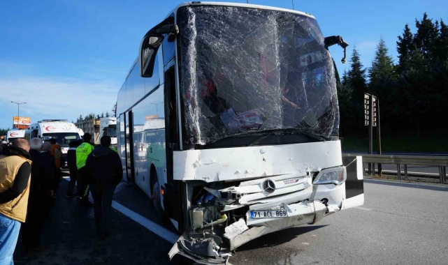 TEM'de yolcu otobüsü tıra çarptı: 13 yaralı