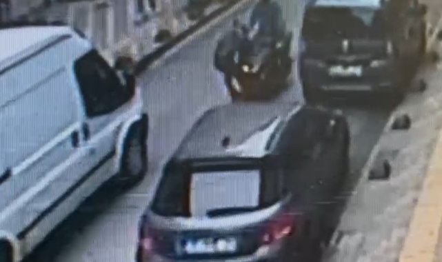 Ters yönde seyir halinde olan motosikletli, aniden yolun karşısına çıkan şahsa çarptı