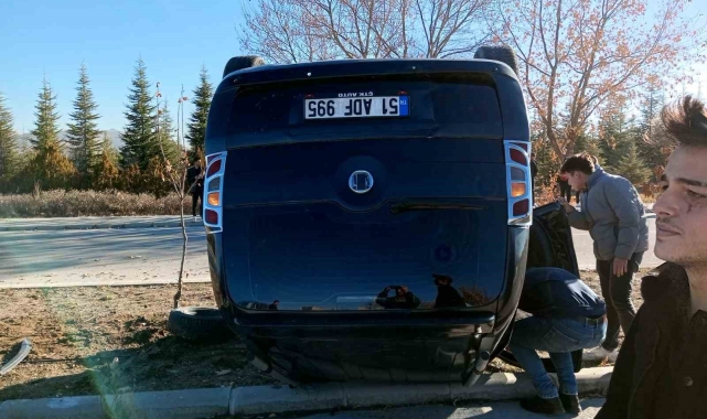 Ticari araç ile otomobil çarpıştı: 2 yaralı