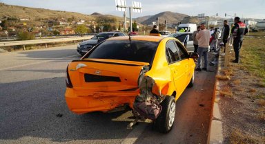 Ticari taksi ile otomobil çarpıştı: 1 yaralı