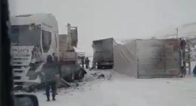 Tipi ve buzlanma nedeniyle tırlar mahsur kaldı