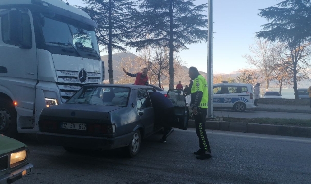 Tır otomobile çarptı, şans eseri yaralanan olmadı
