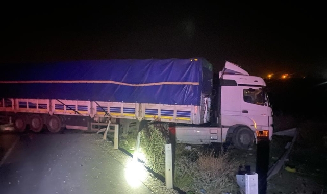 Tıra arkadan çarpan otomobilin sürücüsü yaralandı