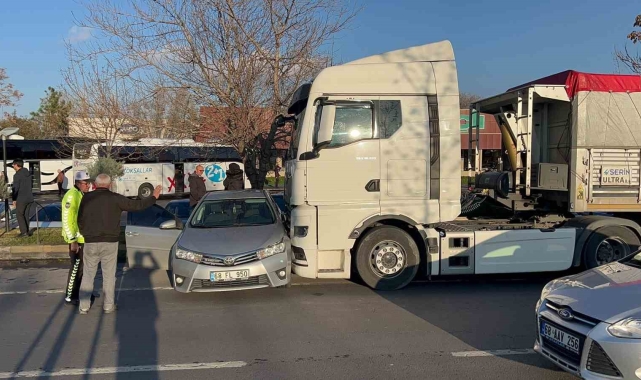 Tırın önünde sürüklenen otomobildeki 3 kişi yaralandı