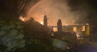 Tokat'ta ahşap evlerinde çıkan yangında mahsur kalan çift dumandan etkilendi