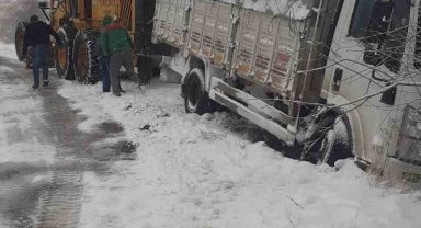 Tokat'ta karda kayan kamyon yan yattı