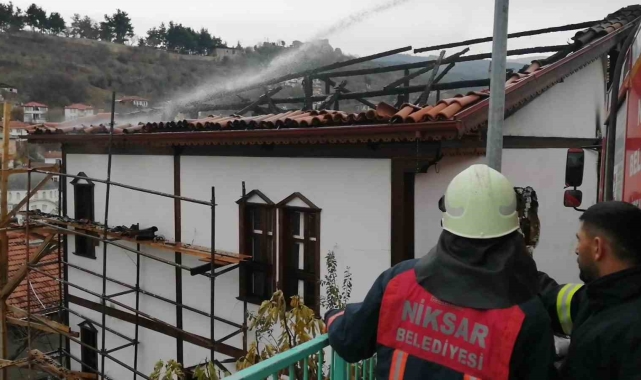 Tokat'ta tarihi konak yangında ağır hasar aldı