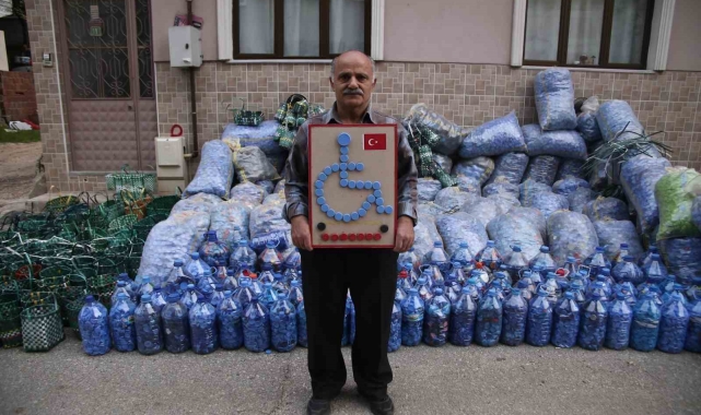 Topladığı 1 ton kapakla engelliler için tekerlekli sandalye aldı
