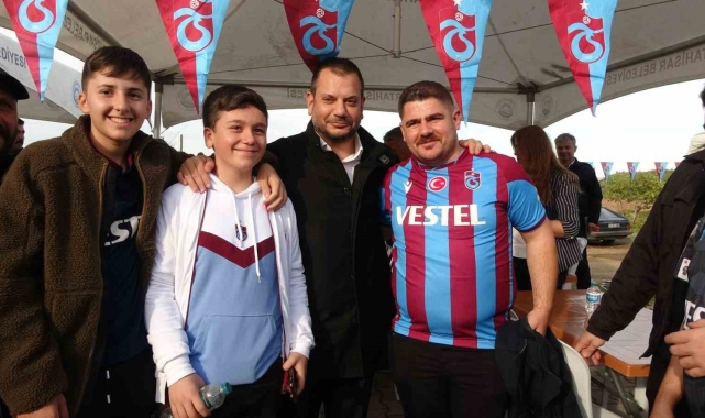 Trabzonspor Başkanı Ertuğrul Doğan, taraftarlara hamsi ikram etti
