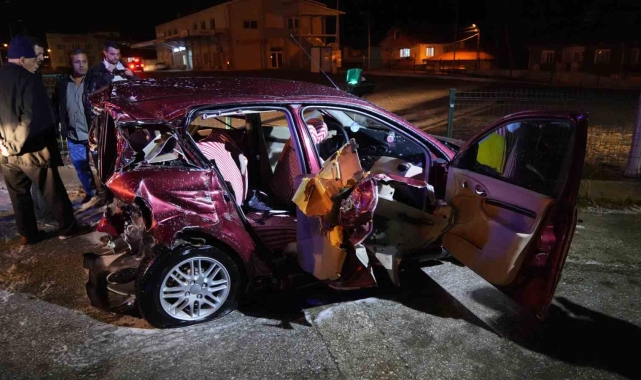 Trafik ışıklarında feci kaza: 3'ü ağır 6 yaralı