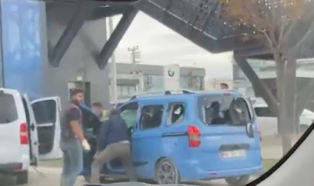 Trafikte dehşet anları kamerada...Elindeki sopayla sürücüyü böyle darp etti