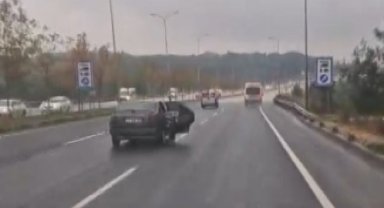 Trafikte kapısı açık şekilde yük taşıyan araç trafiği tehlikeye attı