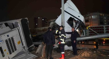 Trafo yüklü tır aydınlatma direğine çarptı: Baba ve oğlu yaralandı