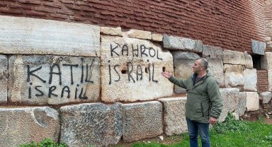 Trajikomik protesto...2 bin yıllık surlara İsrail'in zulmünü kazıdılar