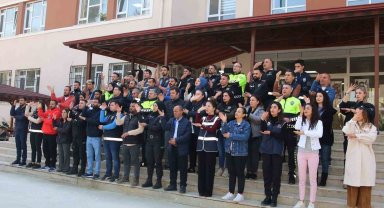 Türk polisinden işaret diliyle İstiklal Marşı