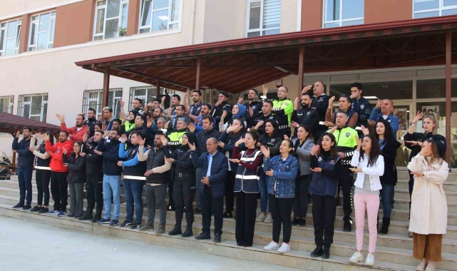 Türk polisinden işaret diliyle İstiklal Marşı