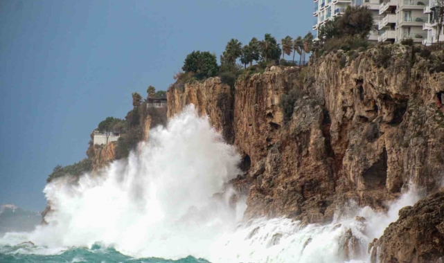 'Turuncu' kod verilen Antalya'da falezlere çarpan dev dalgalar 30 metre havaya yükseldi