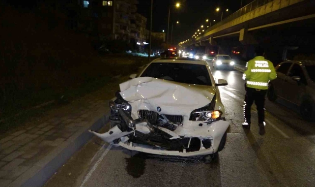 'U' dönüşü yapan otomobile arkadan çarptı:3 yaralı